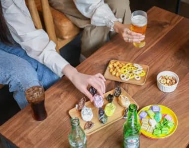 大量の飲み物やお菓子がテーブルの上に無造作に置かれている写真