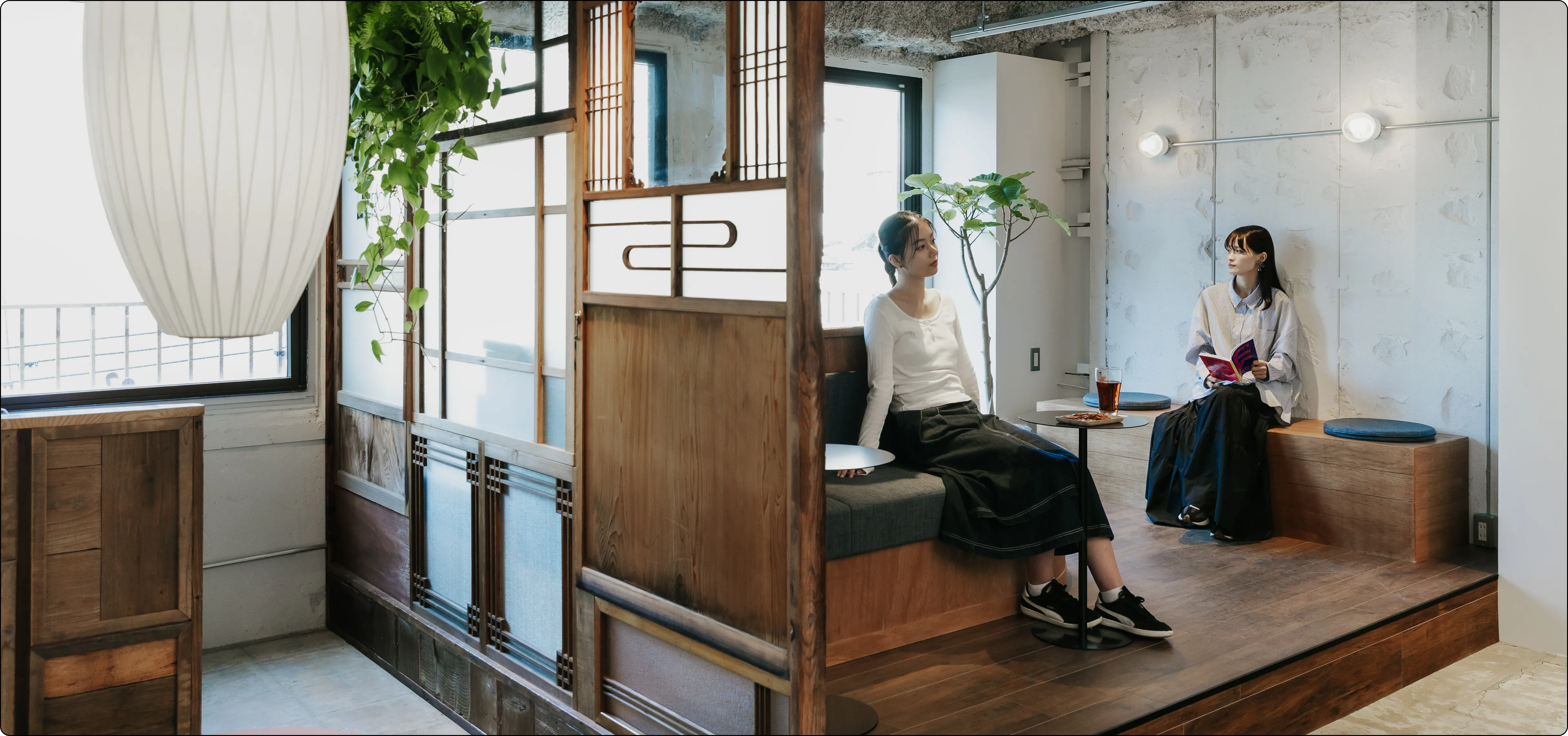 写真: 和風な空間で2人の女性が座っている
