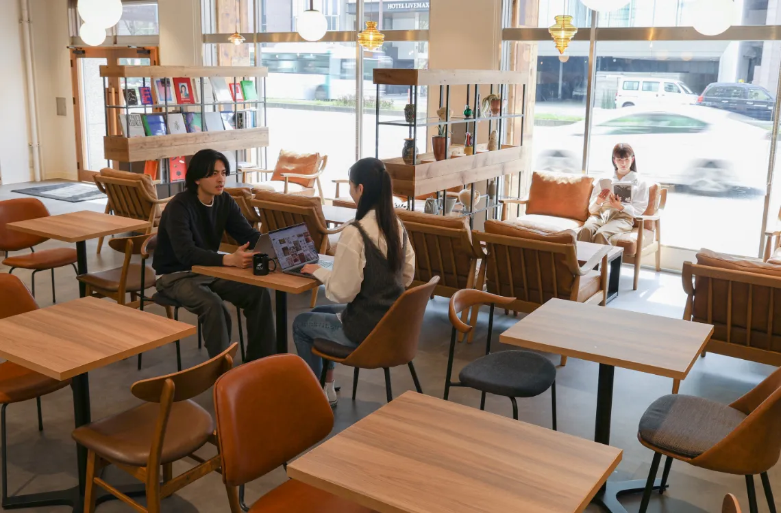 カフェスペースでくつろぐ人々