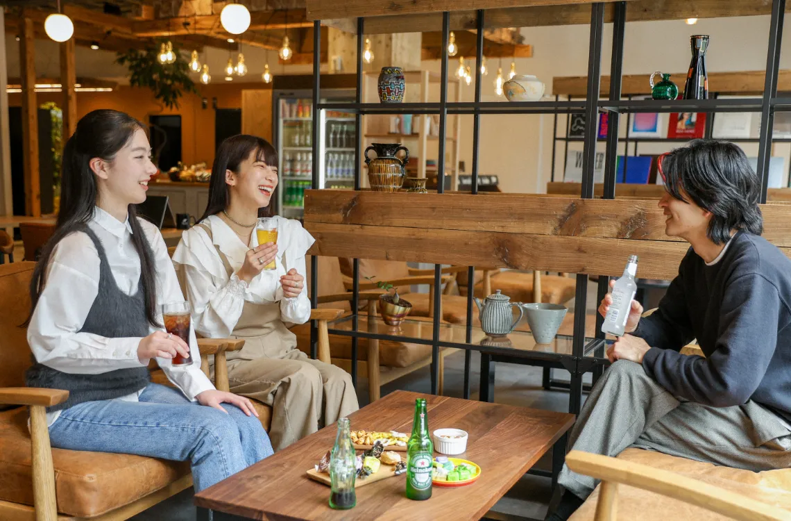 3人で談笑する男女