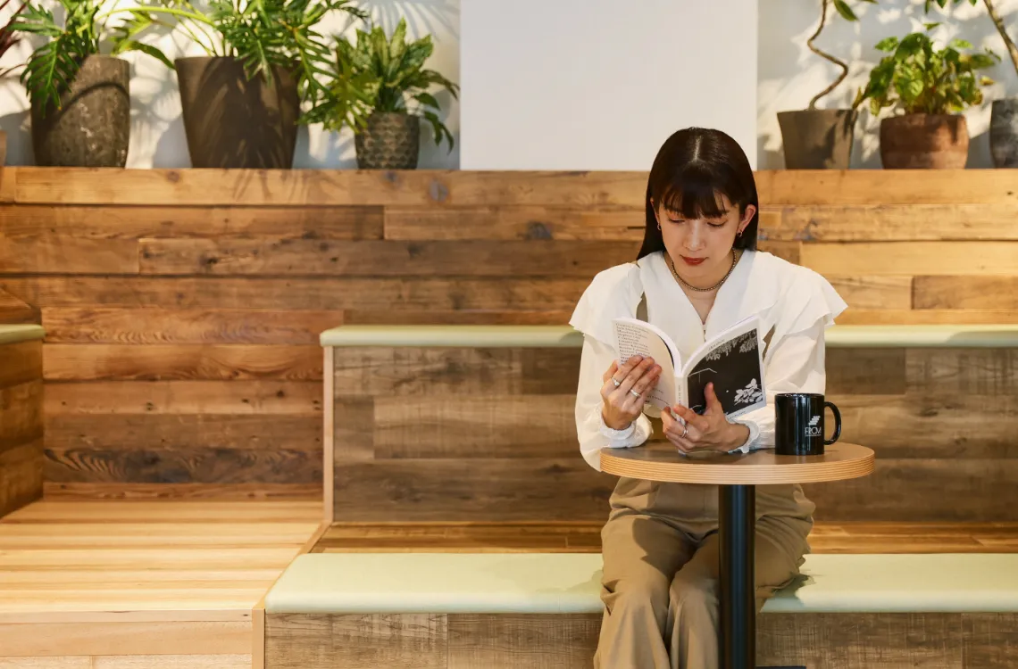 テーブルで読書をする女性