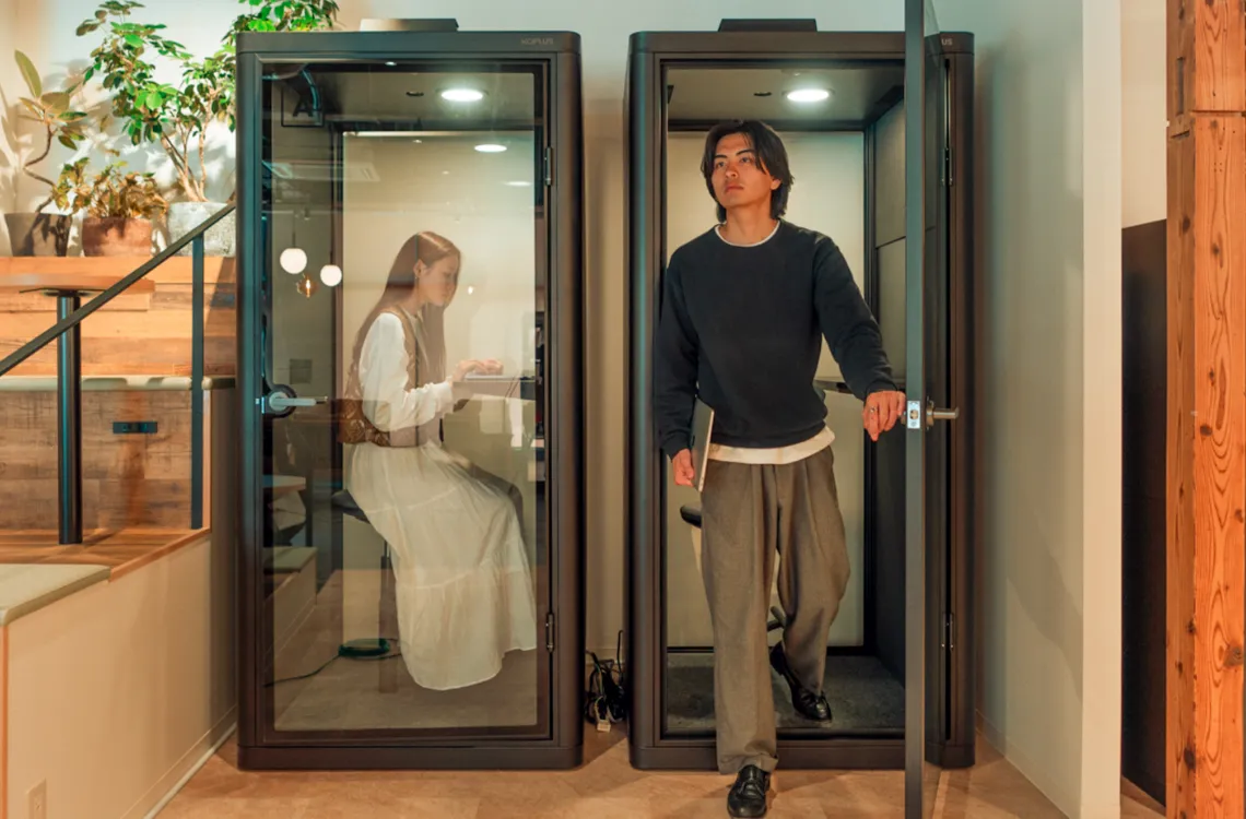 電話ブースを使用する男女