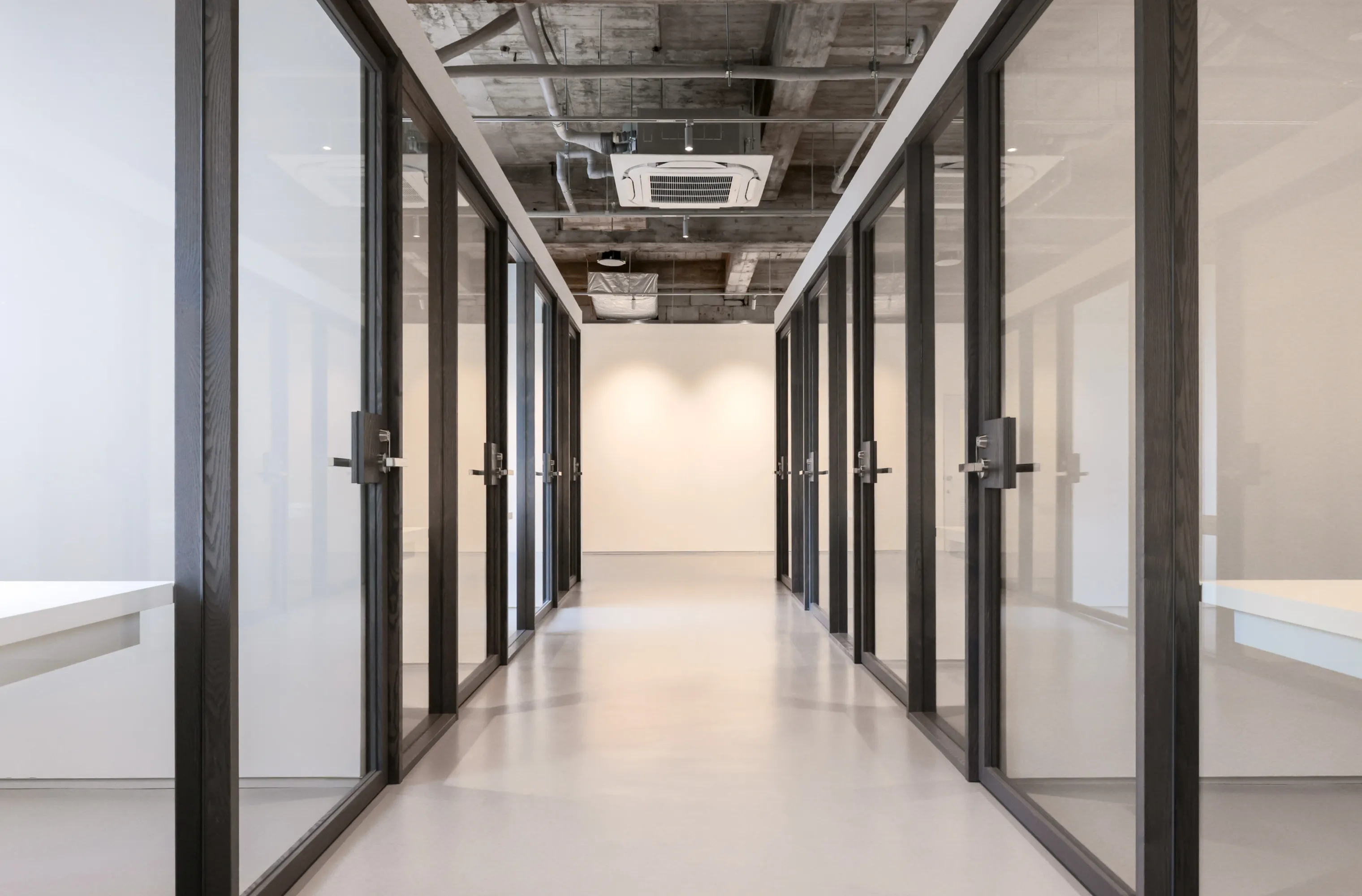 写真。両サイドに完全個室がある廊下の直線方向