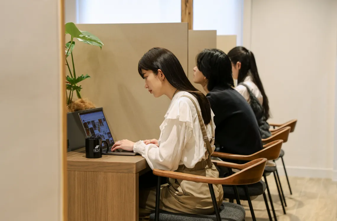 ワークスペースで働く人々