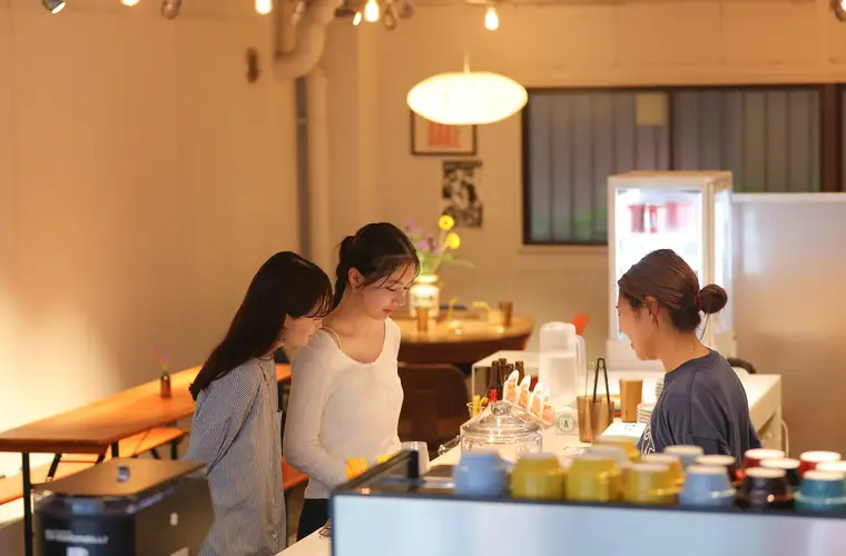 店員と会話する人々