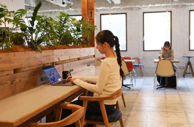 カフェスペースで作業をする様子