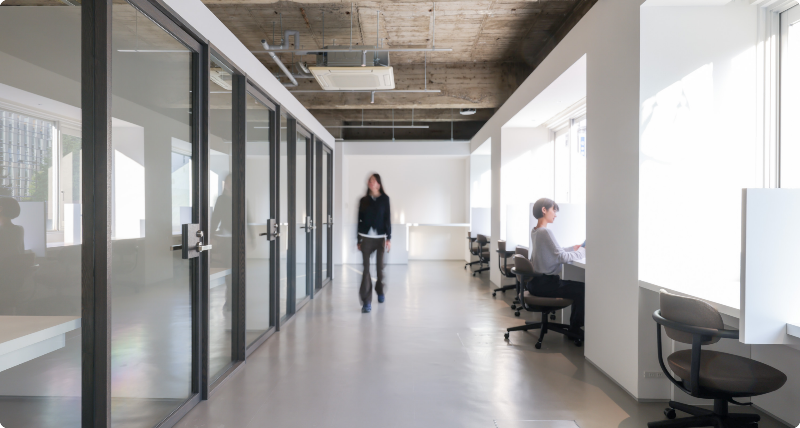 窓際とプロベートオフィスの通路