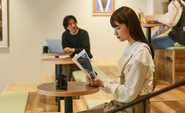 本を読む女性