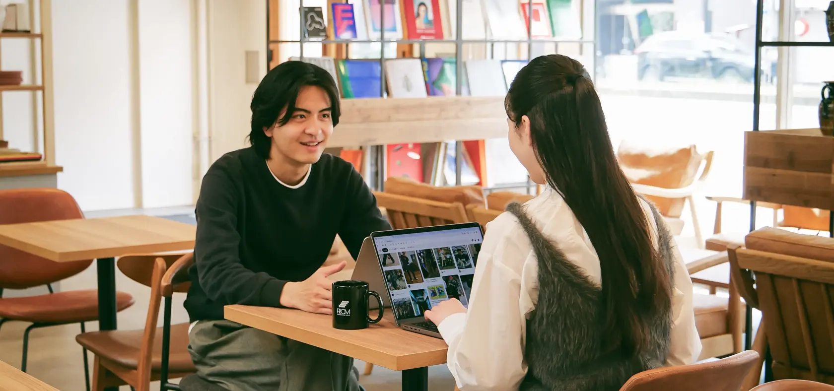 カフェスペースで談笑する男女