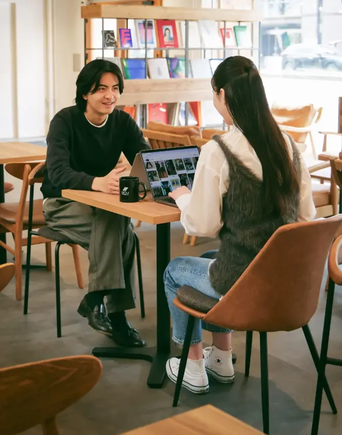 カフェスペースで談笑する男女