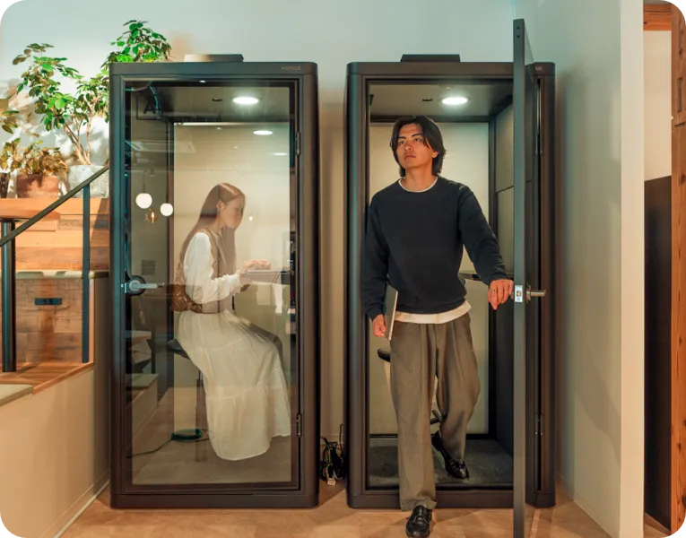 電話ブースを利用する人々