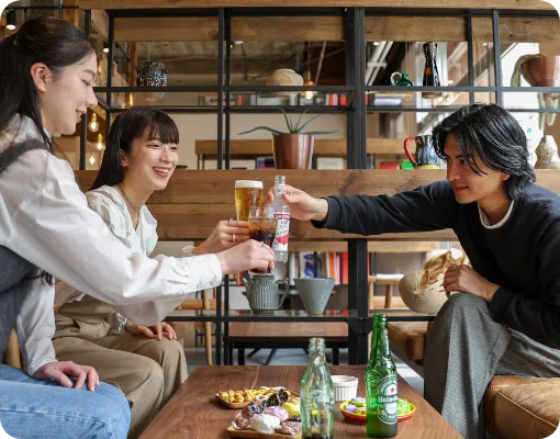 乾杯をする人々