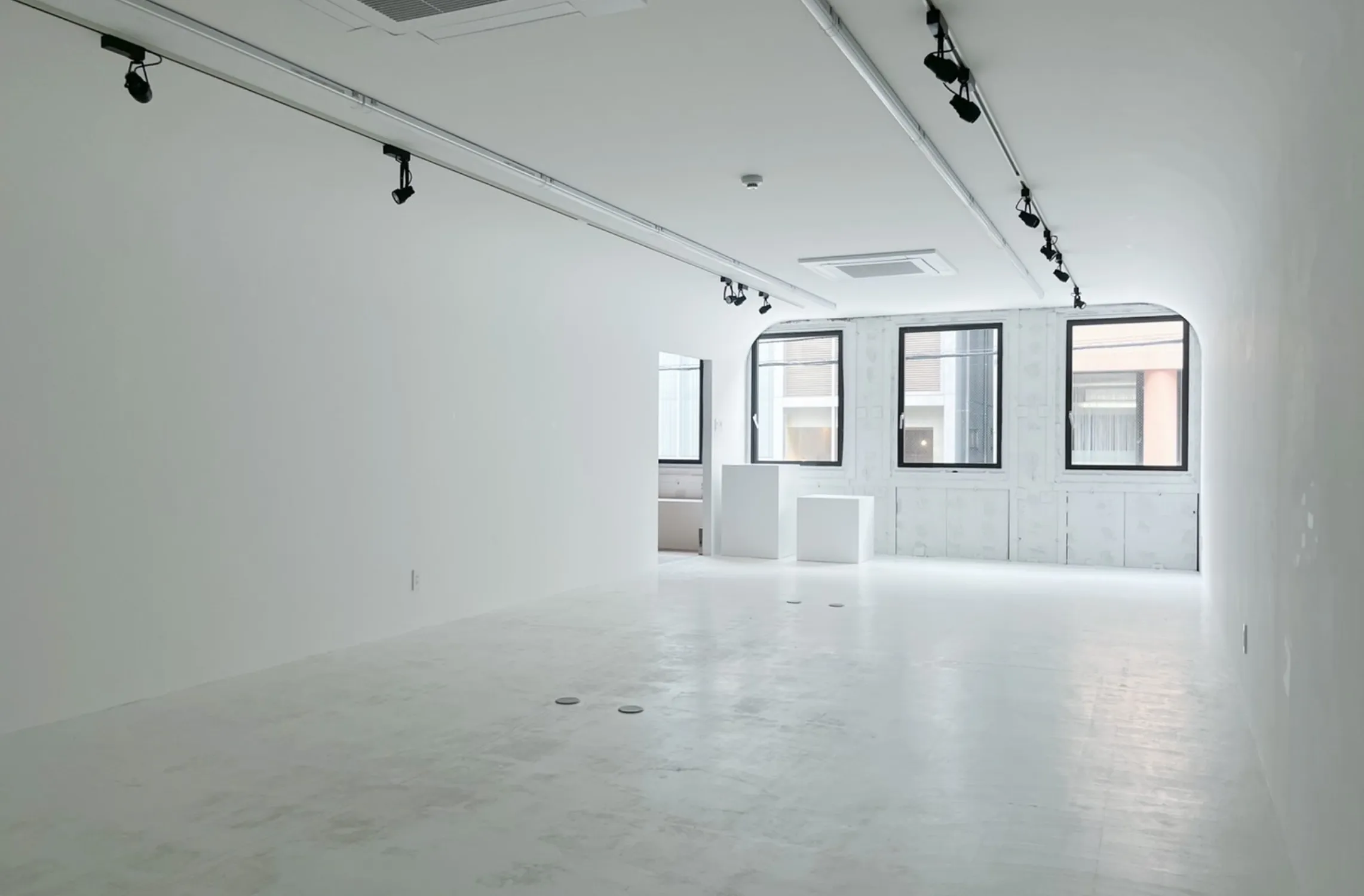 画像。ギャラリー全体の部屋。白を基調としたシンプルな内装。