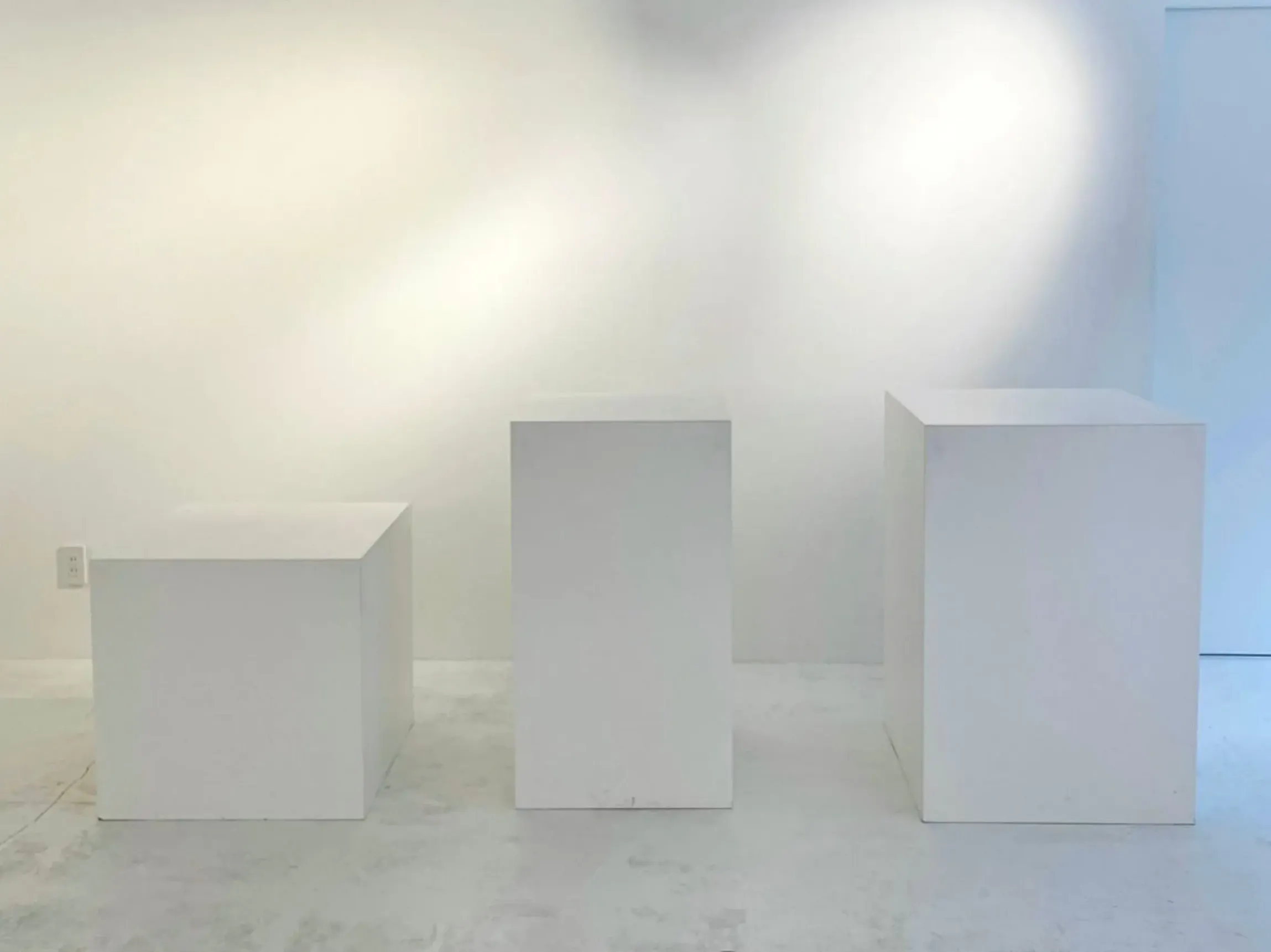 写真。3種類のホワイトキューブ。使用用途によって使い分けが可能